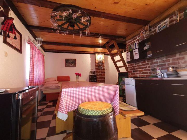 Apartamento Ivona - Kuca Za Odmor Perusic - Stara Lika Exterior foto